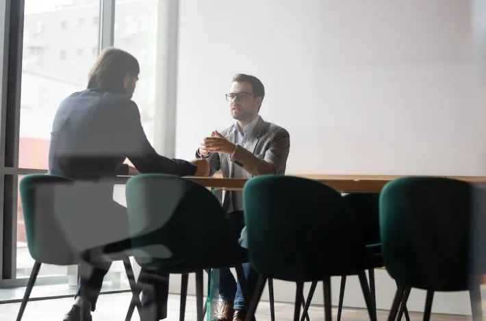 Kdo najímá agenty sourcingu - profily kupujících a matice rozhodnutí